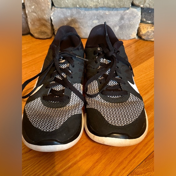 Nike Womens Size 7.5 Free 4.0 Running Shoes Black White - Picture 2 of 7